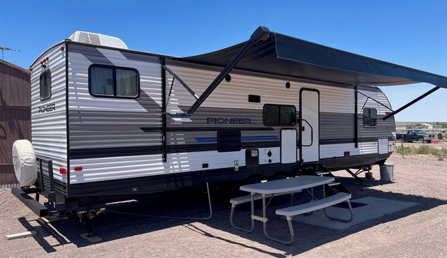 Cozy 2-bedroom RV in peaceful San Acacia! StarLink Internet