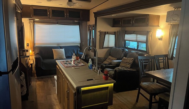 Cozy 2-bedroom RV in awesome Winchester with WiFi, AC