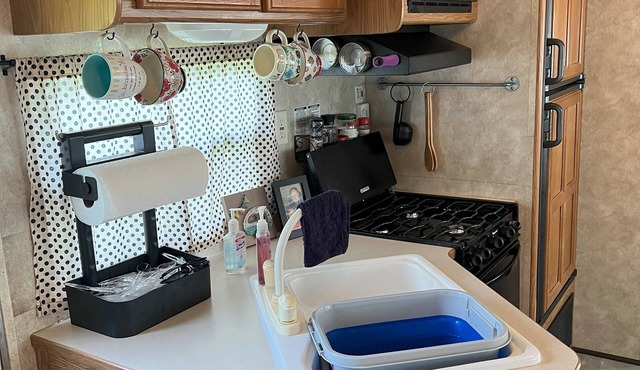 Cozy 2-bedroom RV on the Ohio River near historic Madison, IN with AC & a view!