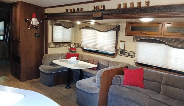 Cozy 2-bedroom RV in amazing Crystal River with AC, microwave on a large plot