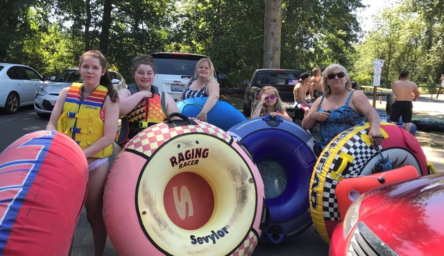 Cozy 2-bedroom RV w/AC, WiFi in charming Yelm Near Casino/Fishing/river floating