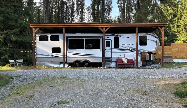 Cozy 2-bedroom RV with AC, WiFi in enchanting Oak Harbor