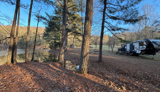 Cozy 2-bedroom RV with private pond in charming La Fayette