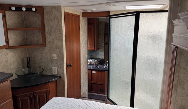 Cozy 2-bedroom RV with AC, WiFi on the shore of Stump Lake/Devils Lake