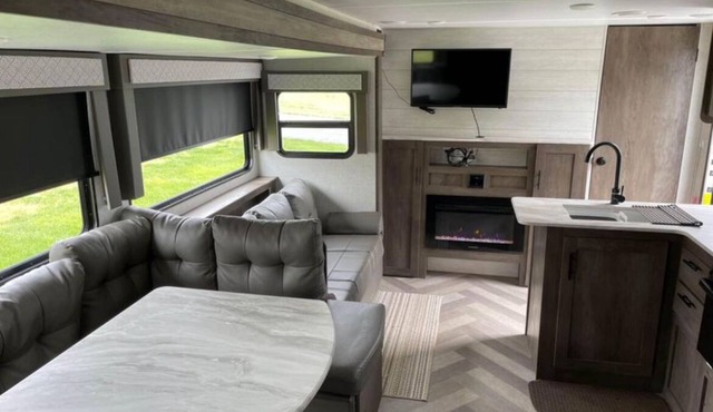 Cozy 2-bedroom RV with AC, heat, and WiFi in peaceful Kirkwood