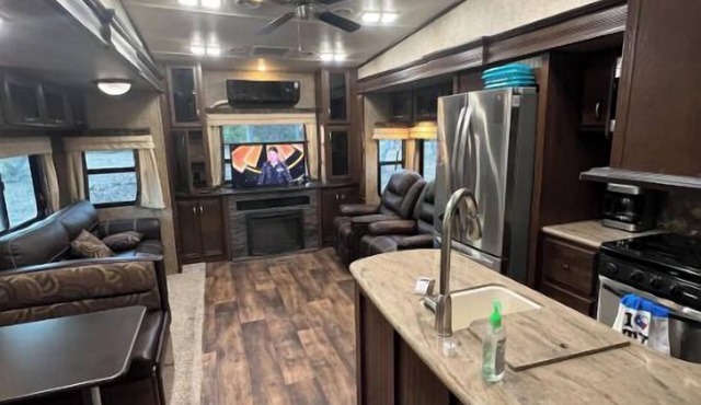 Cozy 2 bedroom RV with pool