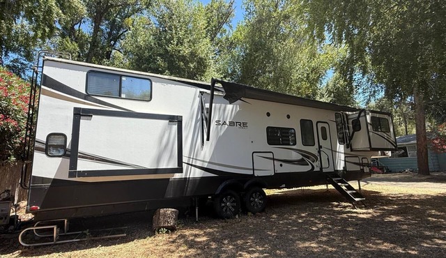 Cozy 2-bedroom RV with WiFi, A/C, full kitchen. Just walking distance from lake