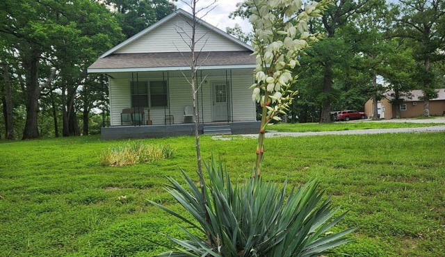 Cozy 2-bedroom Schoolhouse Cabin near Truman Lake access points