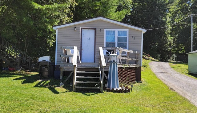 Cozy 2 bedroom Seasonal Cottage located on Chippewa Bay, on St. Lawrence River