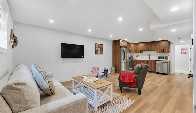 Cozy 2 Bedroom Secondary suite (basement)