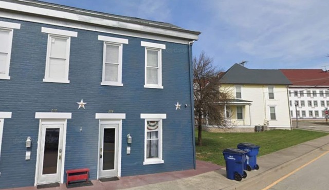 Cozy 2-bedroom sleeps 7 townhome in downtown walking distance to River & Casino