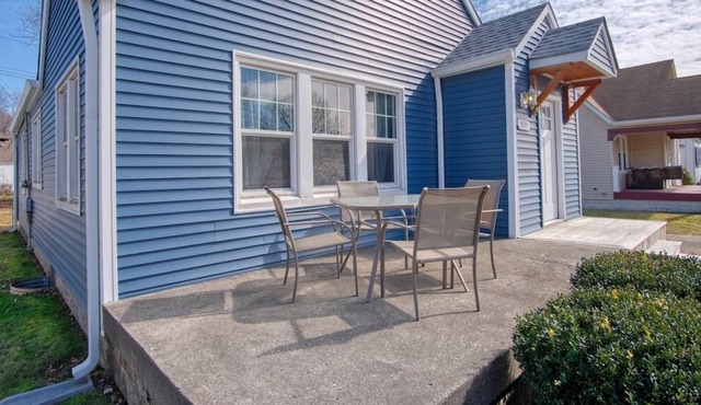 Cozy 2-bedroom Speedway home. Walk to the track!