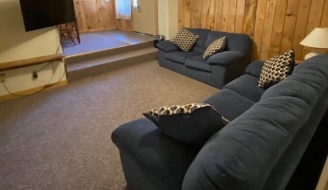Cozy 2 bedroom suite with living room. Close to hiking trails, ski resorts and family parks!