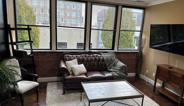Cozy 2-Bedroom Suite w/King Bed