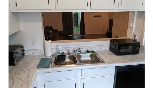 Cozy 2-bedroom townhouse close to the beach.