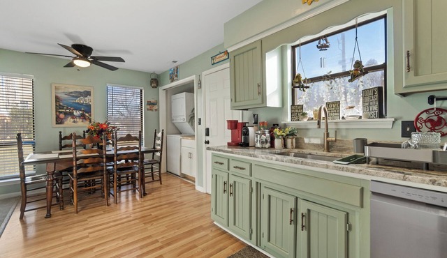 Cozy 2-bedroom townhome in peaceful Virginia Beach with AC, WiFi