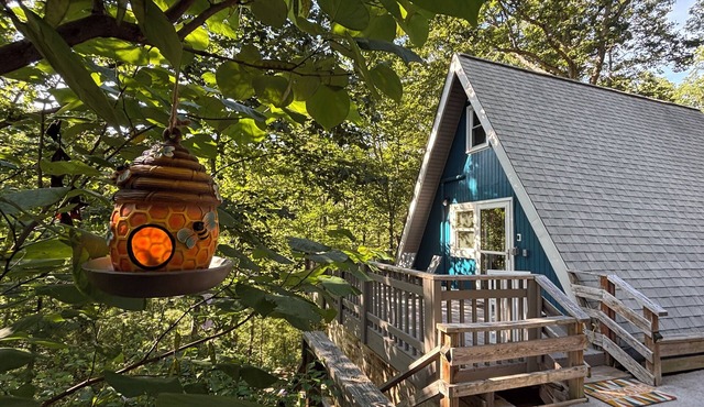 Cozy 2-bedroom tiny cabin with roomy loft, AC, and fire pit near Bryce Resort