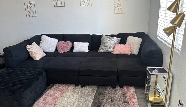 Cozy 2-bedroom townhome near DEN Airport pet friendly.