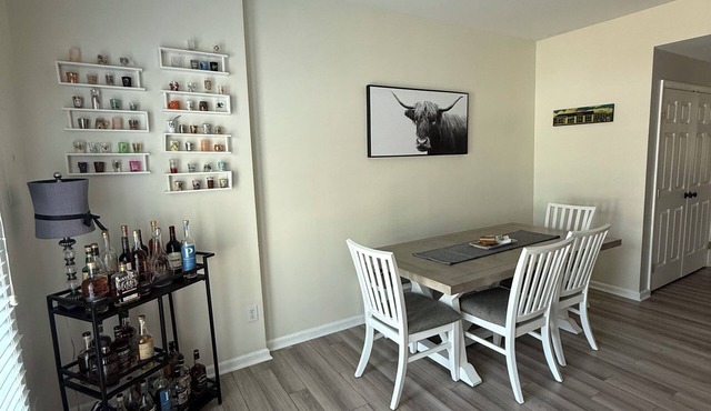 Cozy 2-bedroom townhome in peaceful Huntersville with AC