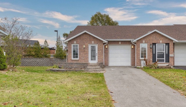 Cozy 2-bedroom townhome in amazing Belleville with AC, WiFi