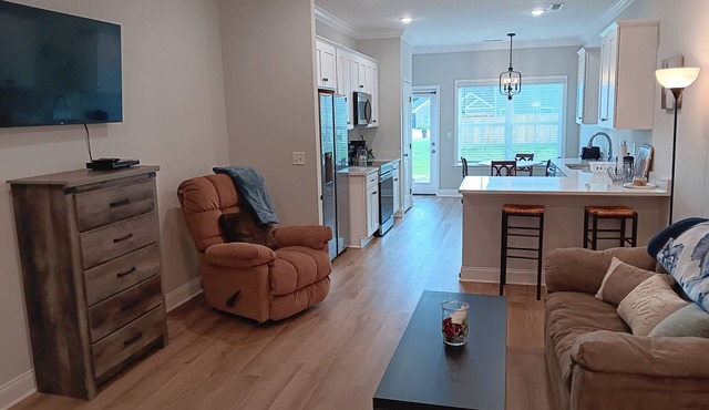 Cozy 2-bedroom townhome near shopping, churches, and the outdoors