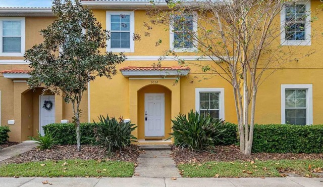 Cozy 2-bedroom townhome in lovely gated community in Kissimmee- Close to Disney.
