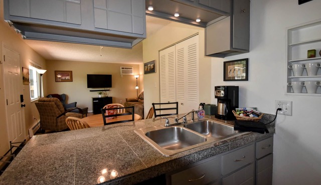 Cozy 2-bedroom townhome in gorgeous Lakewood with WiFi, AC