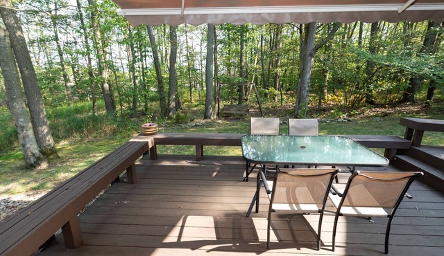 Cozy 2-bedroom townhome in Hidden Valley, walking distance to ski lift /pools.