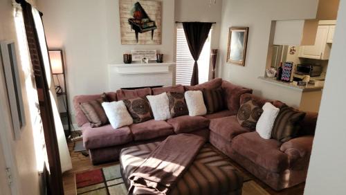 Cozy 2 Bedroom Townhome in Addison