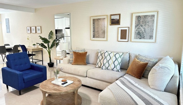 Cozy 2-bedroom townhome in fantastic Miami Wynwood/Design District with WiFi, AC