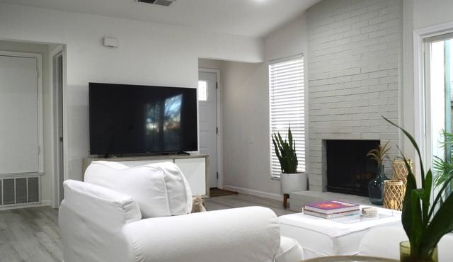 Cozy 2-bedroom Townhome with Fenced Back Yard, in Welcoming Austin