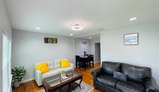 Cozy 2-bedroom townhome in charming Dallas with WiFi, AC