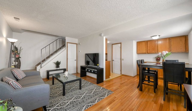 Cozy 2-bedroom townhome in DTC in Denver for 4 people.