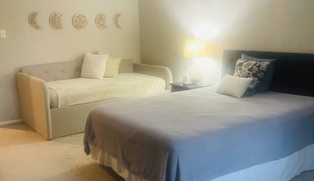 Cozy 2-bedroom townhome in fantastic Houston with WiFi, AC