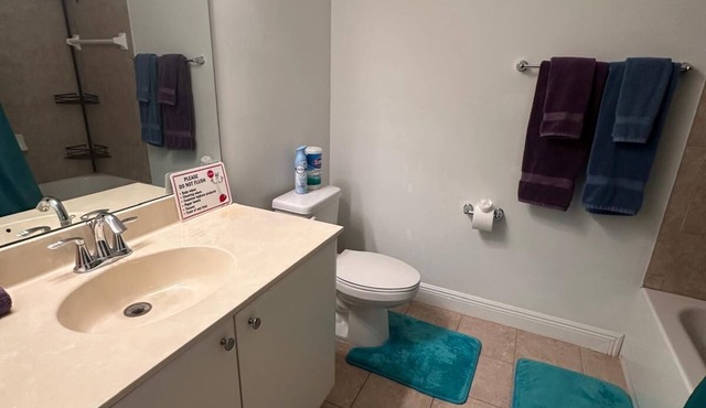Cozy 2-bedroom townhome in awesome Miramar with AC, WiFi