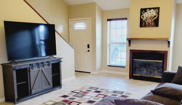 Cozy 2 bedroom townhouse w/garage parking