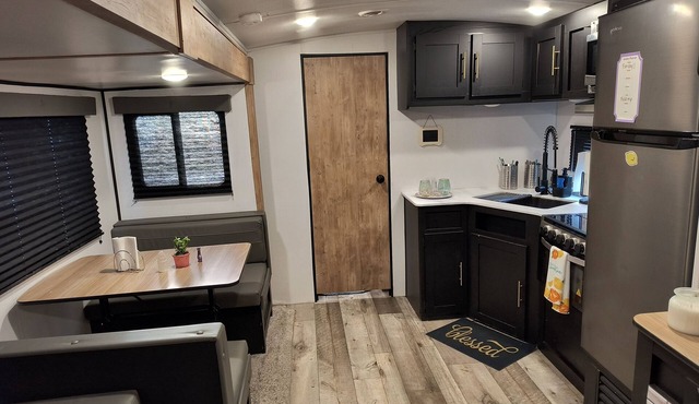 Cozy 2-bedroom Travel Trailer in Castroville, walking distance to the river.