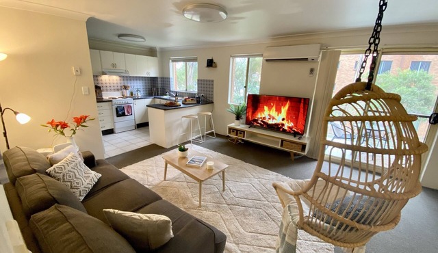 Cozy 2 bedroom unit close to everything