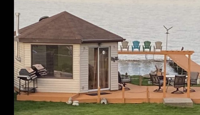 Cozy 2 bedroom unit overlooking Cooks Bay Lake Simcoe. Pet Friendly