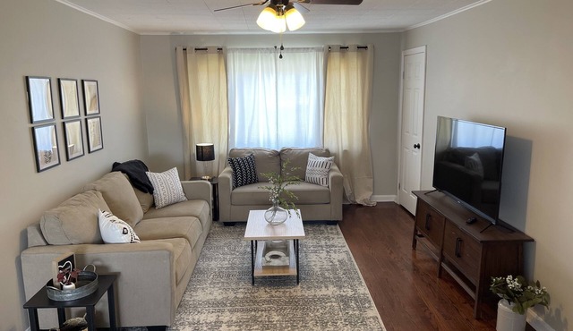 Cozy 2 Bedroom Unit Minutes From Downtown Cincinnati!