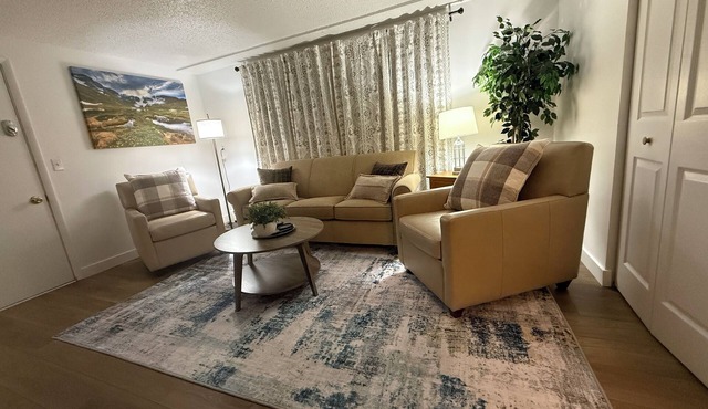 Cozy 2 Bedroom Retreat that is family friendly with Full Kitchen.