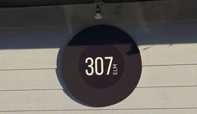 Cozy 2-bedroom apartment in charming downtown South Pittsburg, TN