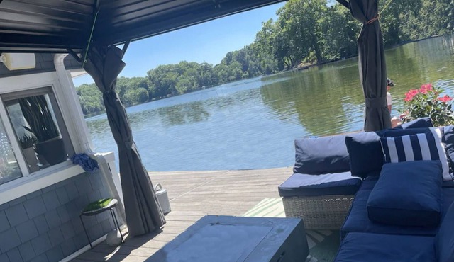 Cozy 2 bedroom lakeside cottage with fire pit