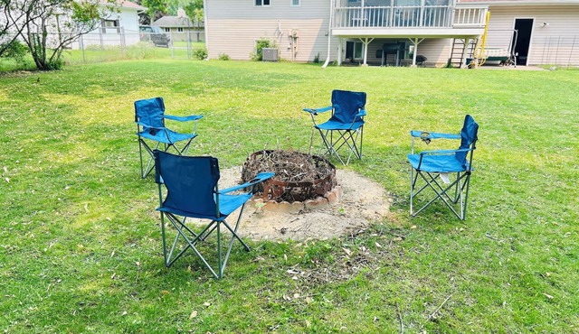 Cozy 2-bedroom apartment + Office,Yard 12 Min to Twin Cities