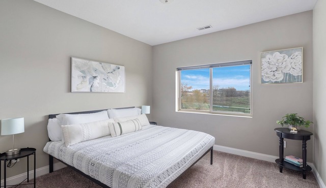 Cozy 2-bedroom apartment in peaceful West Des Moines with AC, WiFi