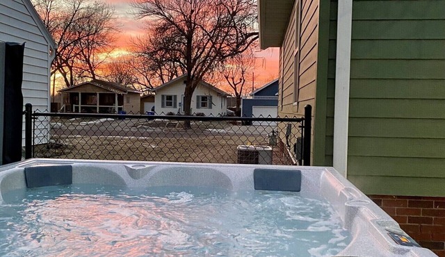 Cozy, 2-bedroom vacation home. 1 mile to DT: Hot Tub, 86" TV, Golf & Fenced Yard