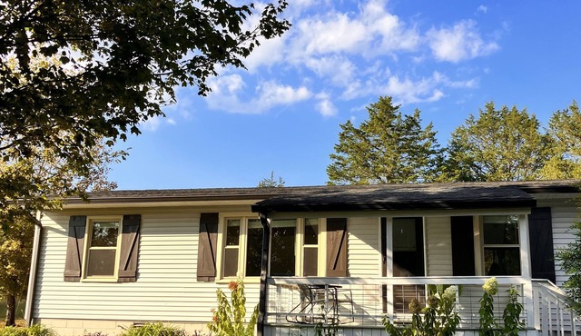 Cozy 2-bedroom vacation home, 15-minute drive to Spring Hill