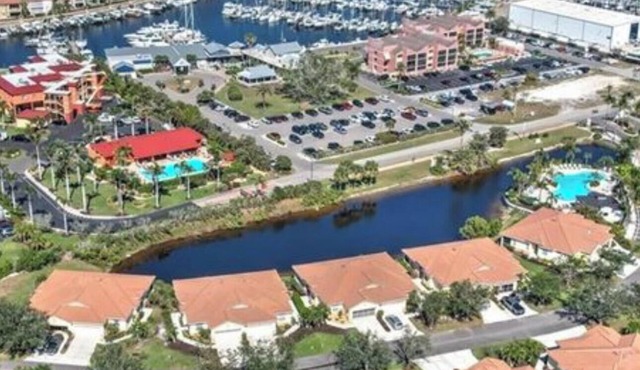 Cozy 2-bedroom Villa Near by Pool. Across from Burnt Store Marina. Pets R OK