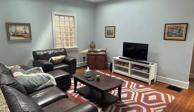 Cozy 2-bedroom village carriage house in Columbus' Historic German Village area