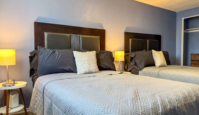 Cozy 2 Bedroom w/5 Beds + Sofa Bed & WIFI!